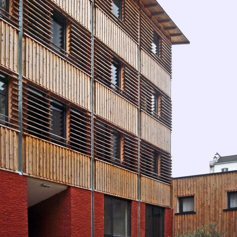 graam-lavoir-00-logements-paris-exterieur-entree-bardage-bois-brique