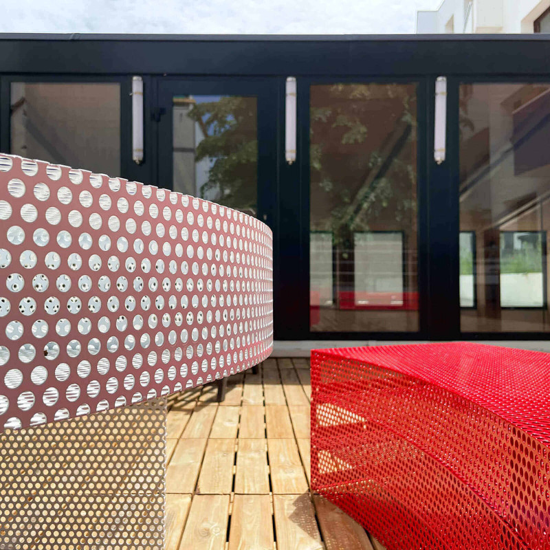 graam-meuble-terrasse-agence-vue-globale-rouge-et-blanc-tole-perforee