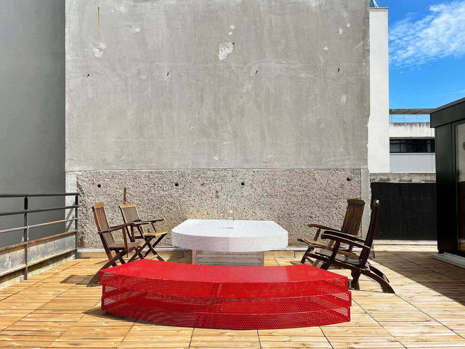 graam-meuble-exterieur-terrasse-agence-rouge-et-blanc-tole