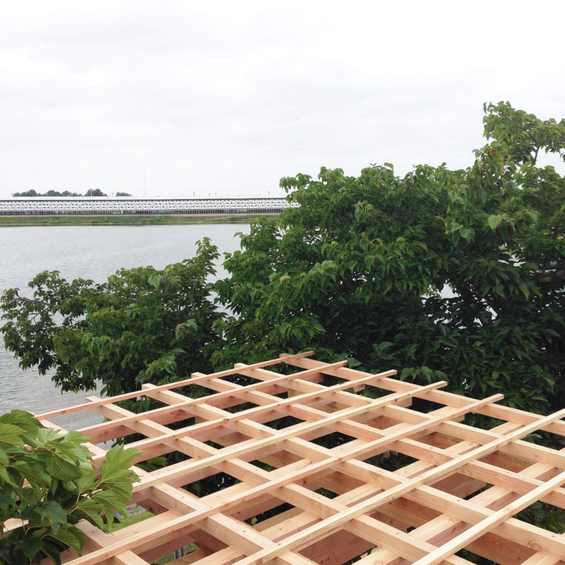 graam-woodstock-00-pavillon-bordeaux-toit-vegetation-lac